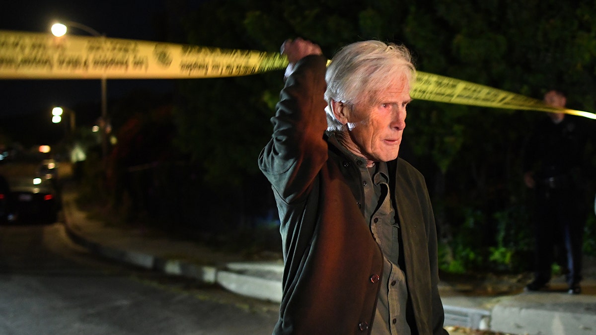 Keith Morrison fuera de la casa de Matthew Perry