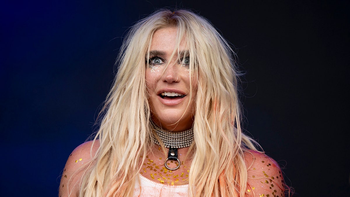 Kesha actuando en Lollapalooza con un cuchillo.