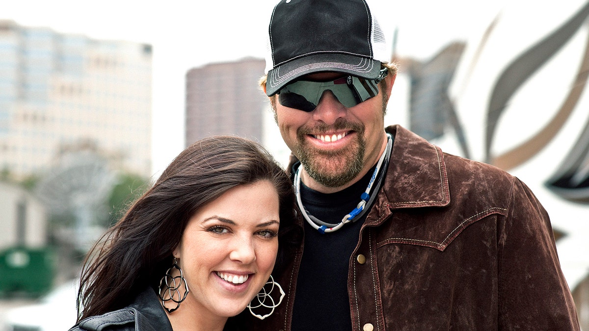 Toby Keith wears a hat and sunglasses with daughter Krystal.