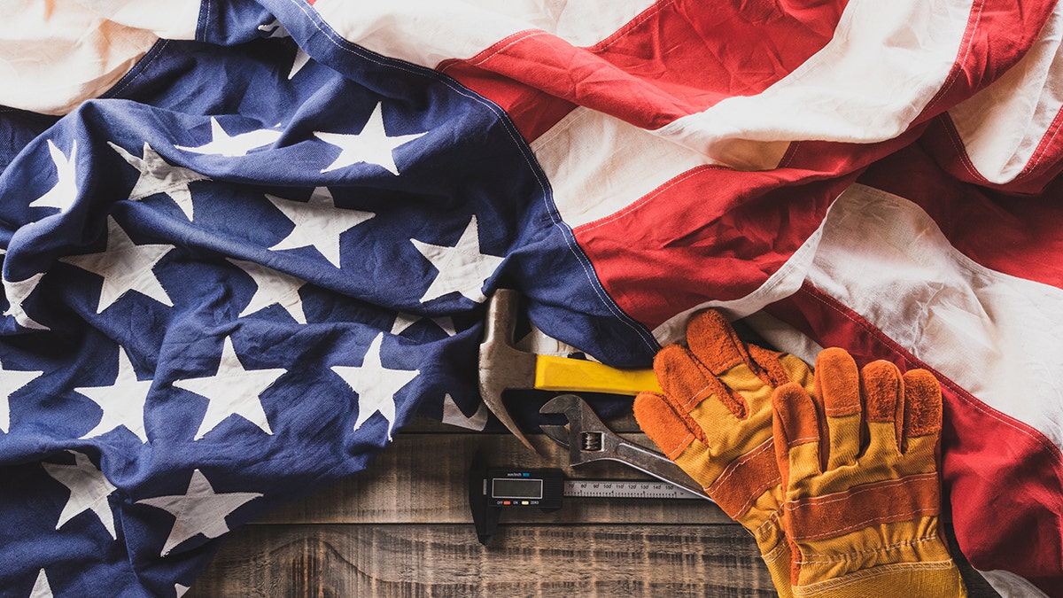 Bandera americana y equipo de trabajo