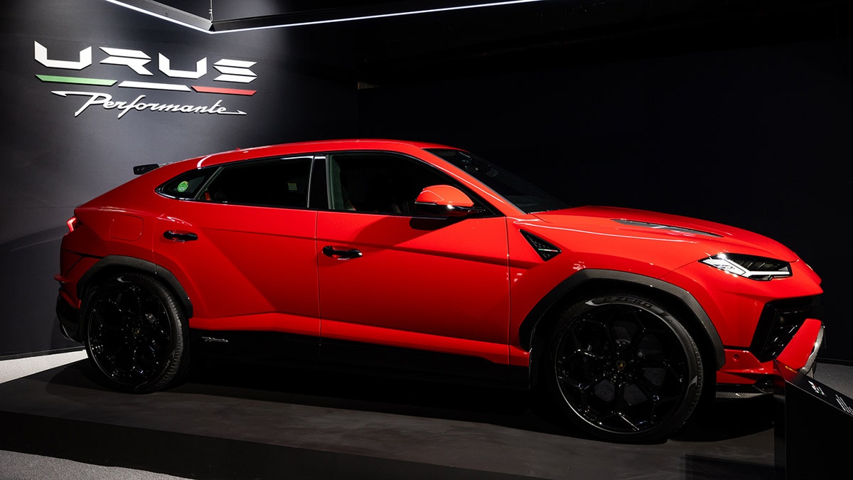 Lamborghini rojo de cuatro puertas, modelo URUS en exposición