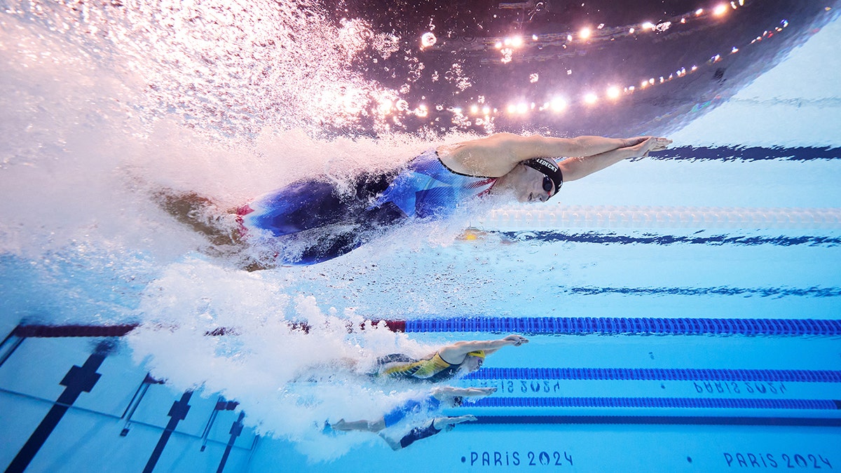 Katie Ledecky nada bajo