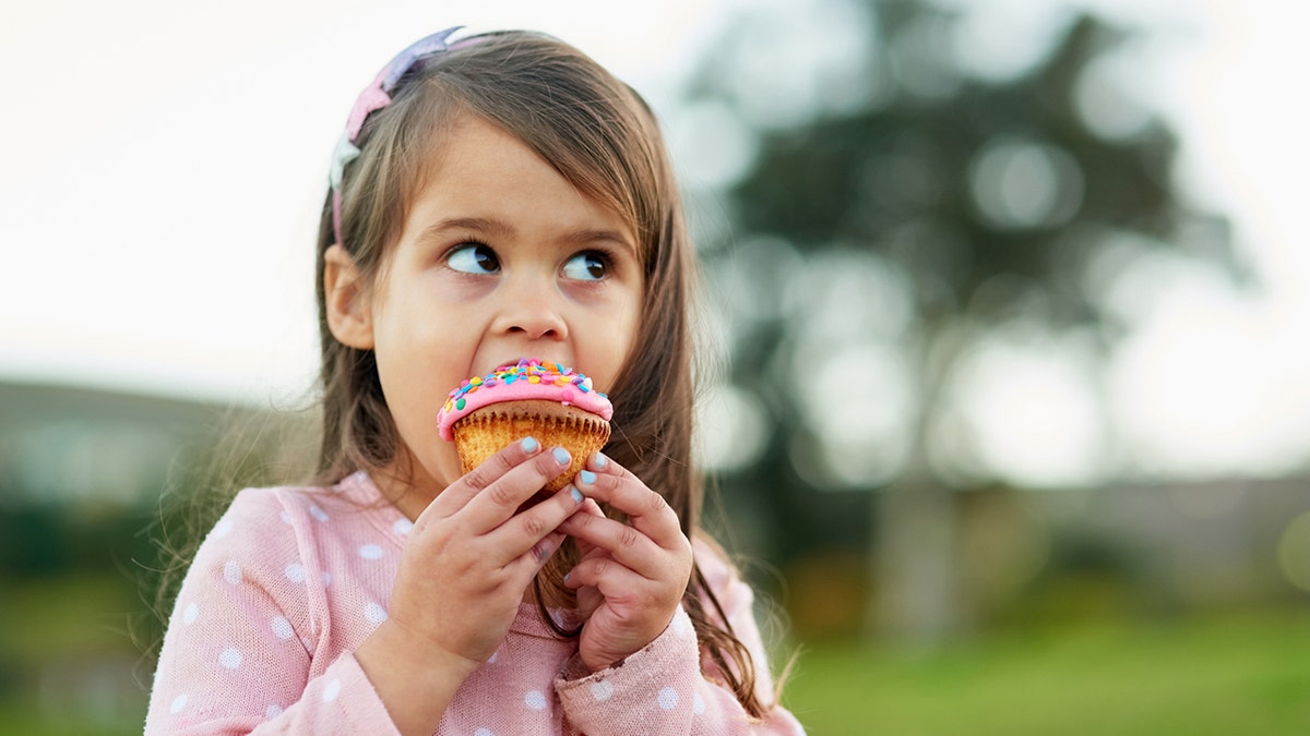 niña comiendo cupcake iStock