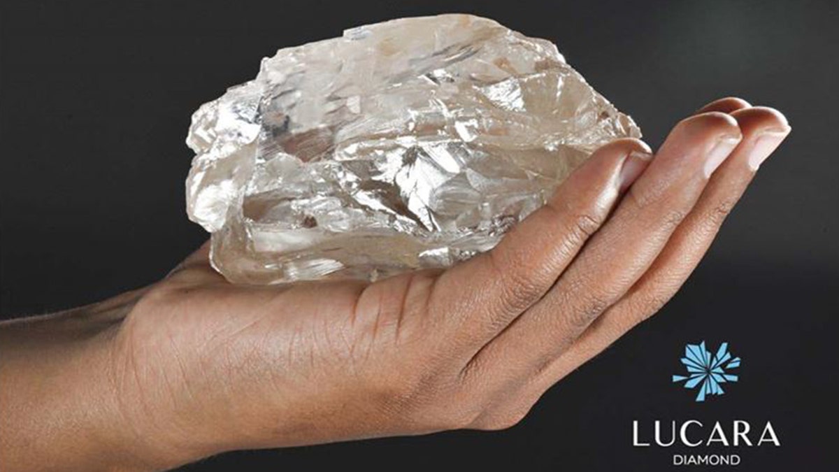 Diamante de 2.492 quilates en la mano