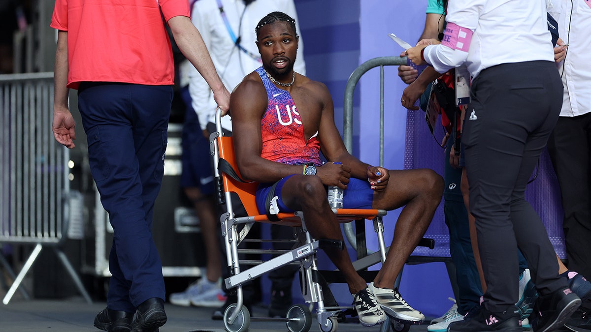 Noah Lyles en silla de ruedas