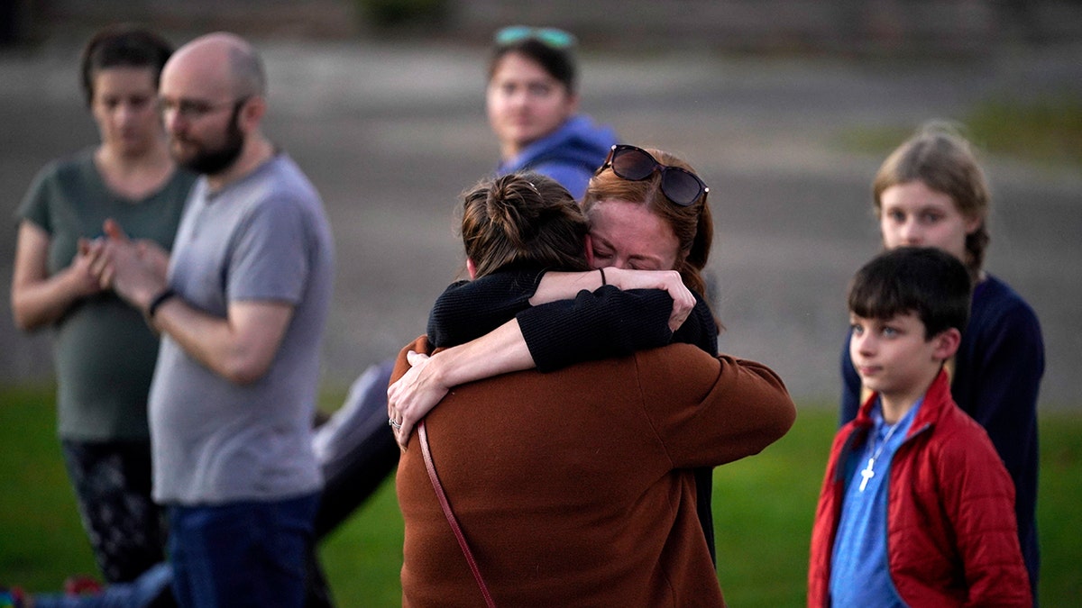 Las familias de las víctimas del tiroteo de Lewiston, Maine, se abrazan