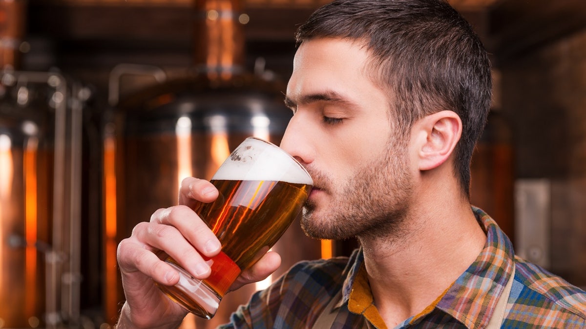 Un hombre bebiendo cerveza.