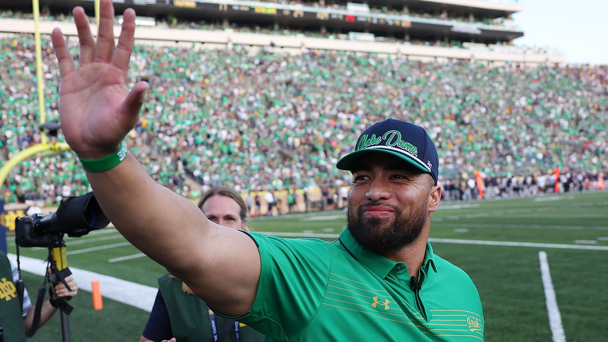 Manti Te&amp;#39;o bromea sobre el tristemente célebre incidente del ...