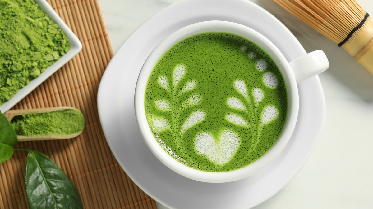 Un matcha con un diseño de corazón en la parte superior