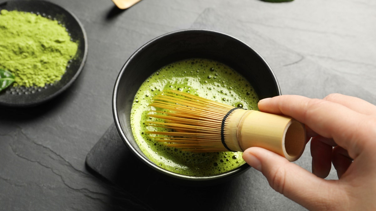 Matcha preparado en un cuenco