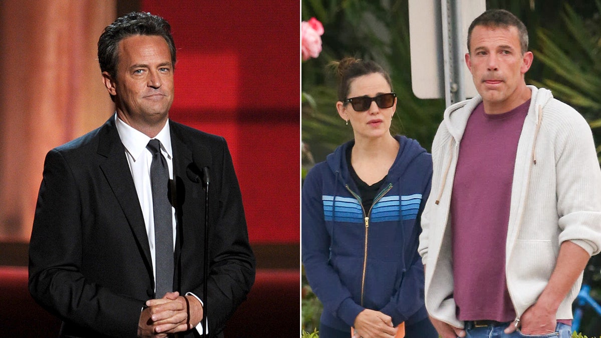 Matthew Perry dalam setelan hitam berdiri di atas panggung di depan mikrofon yang terbelah Jennifer Garner dalam kaus biru berdiri di samping mantan suaminya Ben Affleck dalam kemeja putih terbuka dengan kemeja merah marun di bawahnya