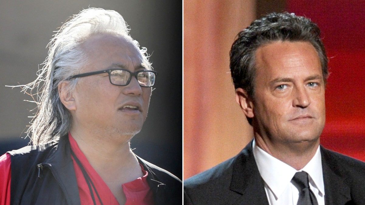 Kenneth Iwamasa lleva chaleco negro y camisa roja, mientras que Matthew Perry luce traje negro en la entrega de premios.