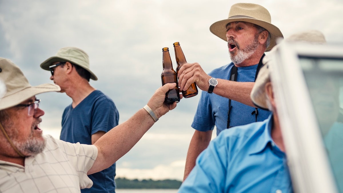 Hombres bebiendo en un barco