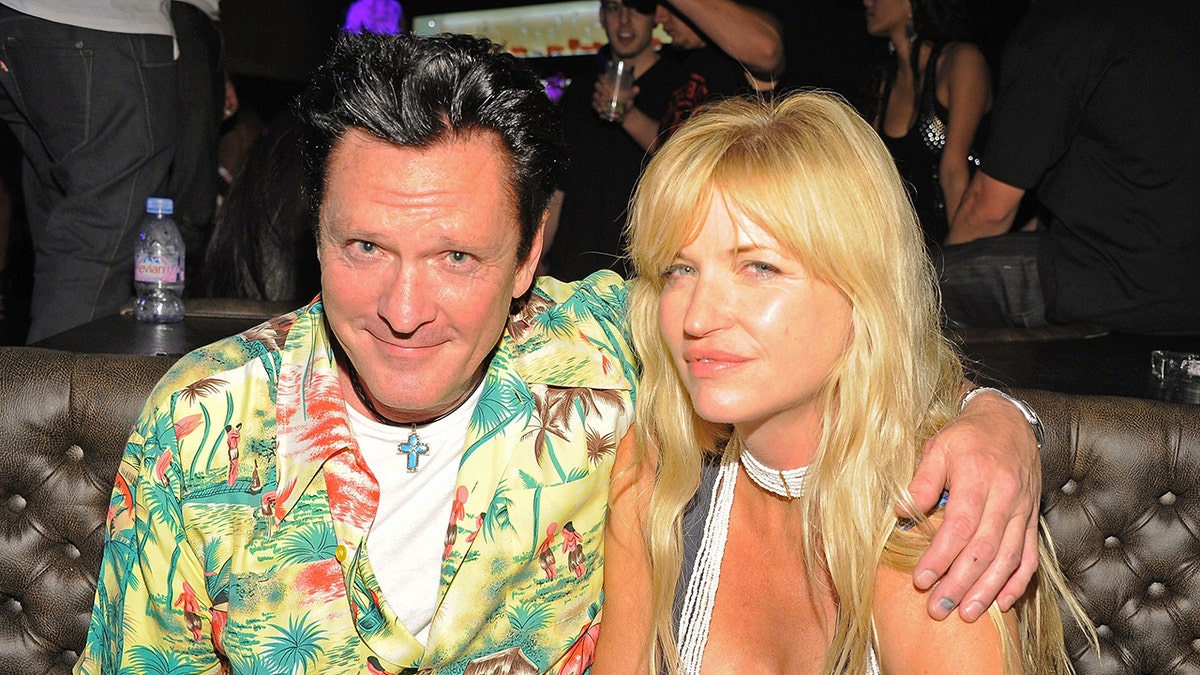 Michael Madsen lleva una camisa de colores junto a su mujer DeAnna.