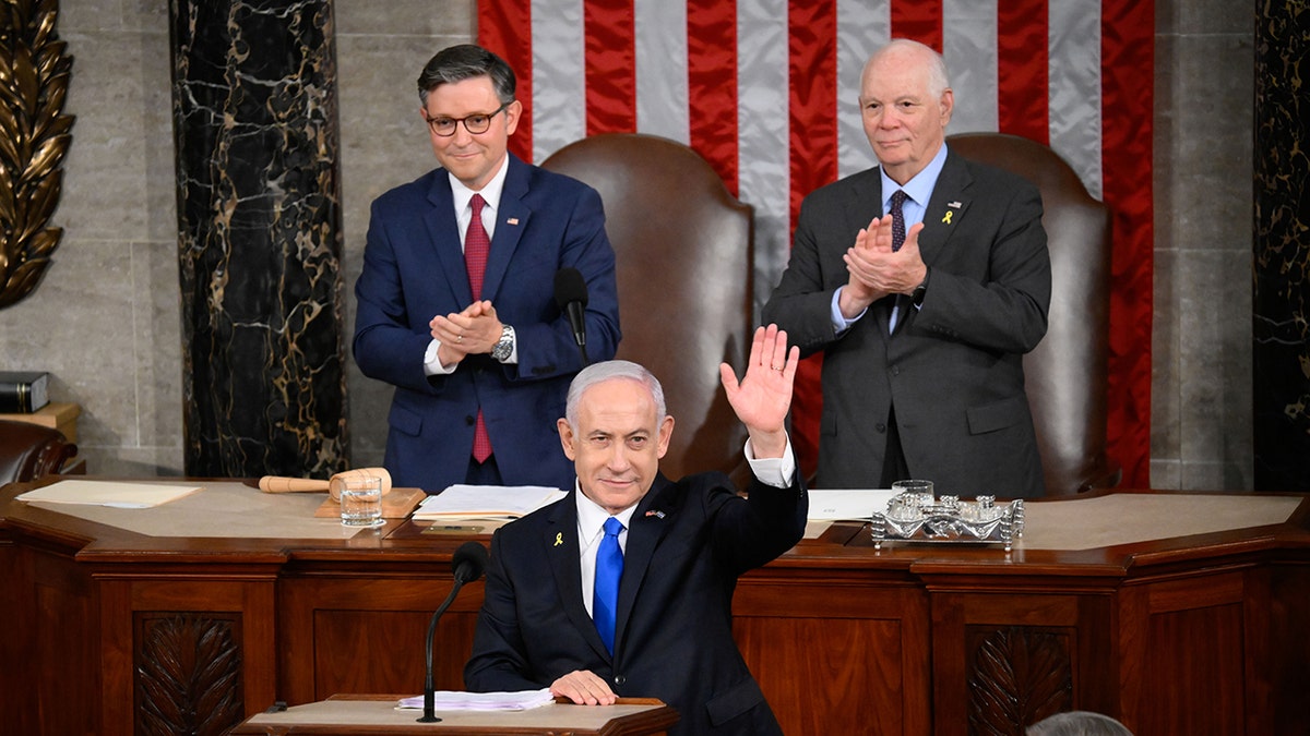 Netanyahu saluda al Congreso mientras el presidente Johnson y el senador Cardin observan