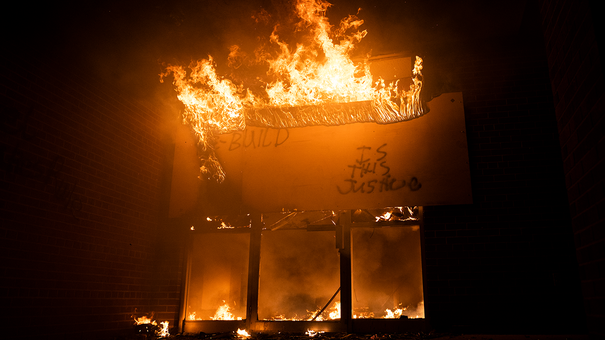 Incendio devastador en un edificio de Minneapolis en 2020