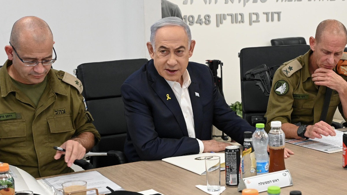 Netanyahu hablando con oficiales de las FDI