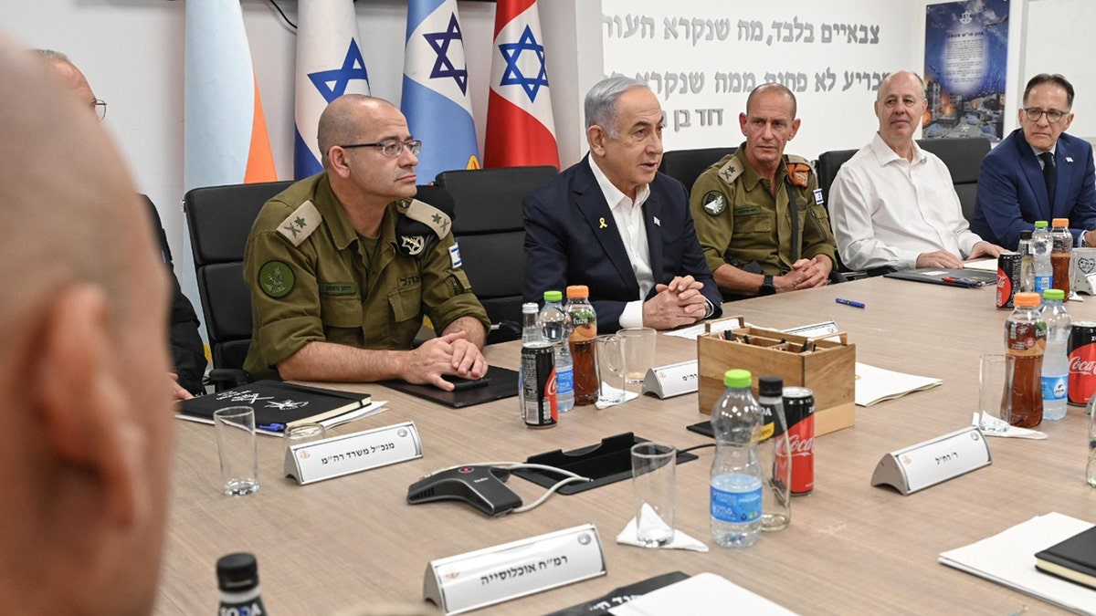 Netanyahu speaking with IDF officials