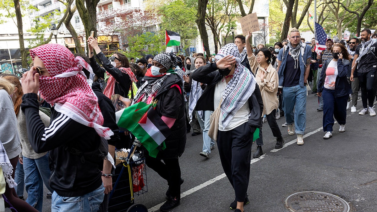 Manifestantes enmascarados marchando en NYC