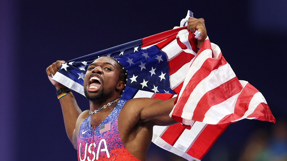 Noah Lyles comemorando o ouro