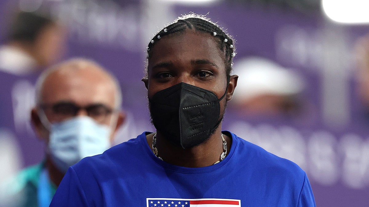 Noah Lyles enmascarado