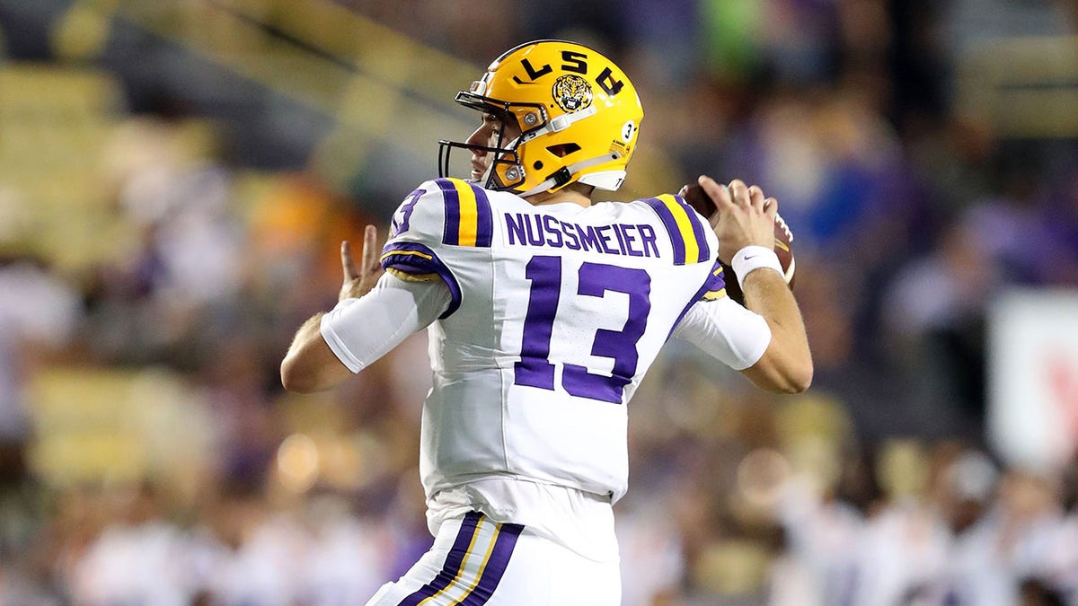 21 Oktober 2023; Baton Rouge, Louisiana; Quarterback LSU Tigers Garrett Nussmeier (13) melakukan lemparan ke arah Army Black Knights pada babak kedua di Tiger Stadium. Kredit wajib: Danny Wild-USA Today Sports.