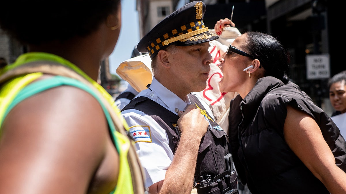 Un manifestante grita a un policía en una manifestación