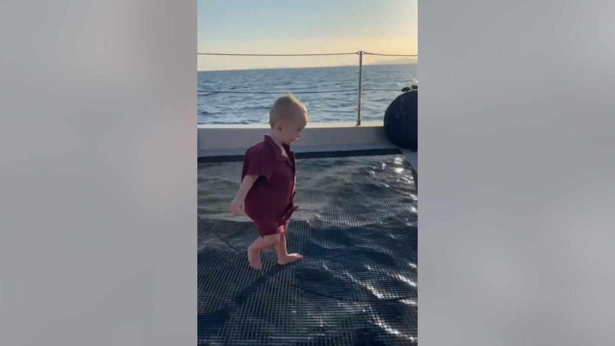 el hijo de paris hiltons caminando sobre la red de un catamarán