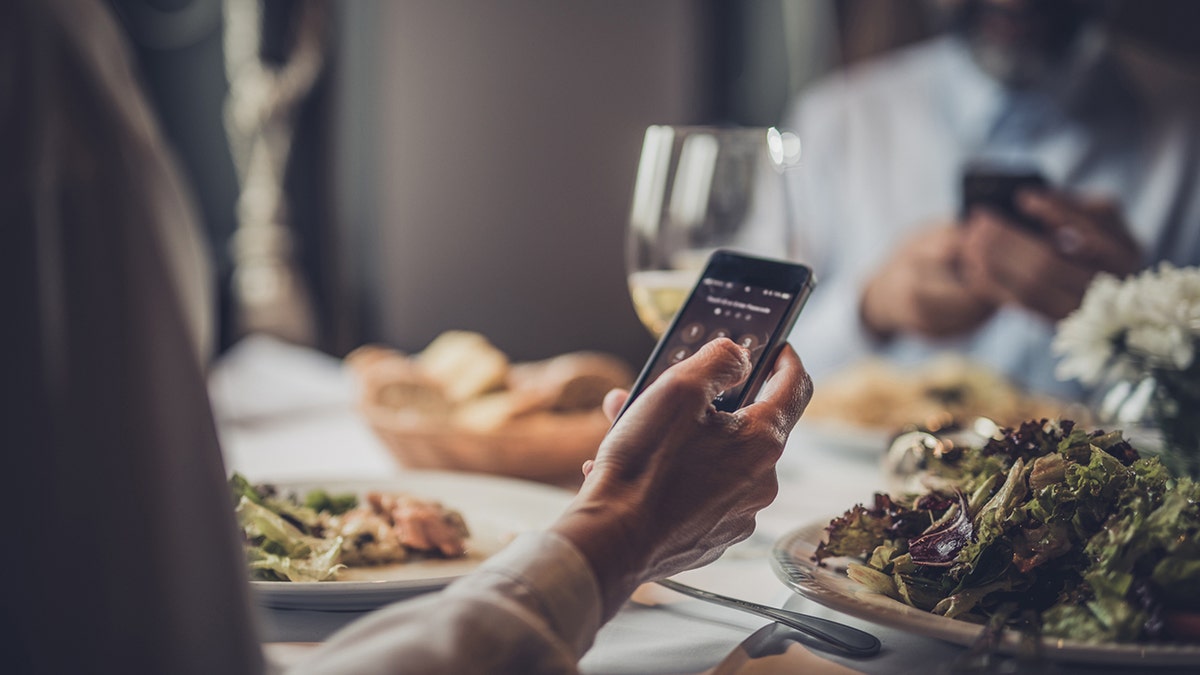 Telefone na mesa de jantar