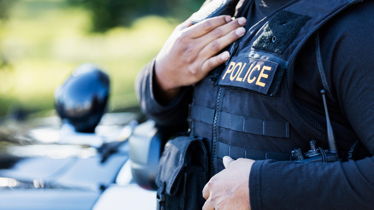 Un policía de uniforme 