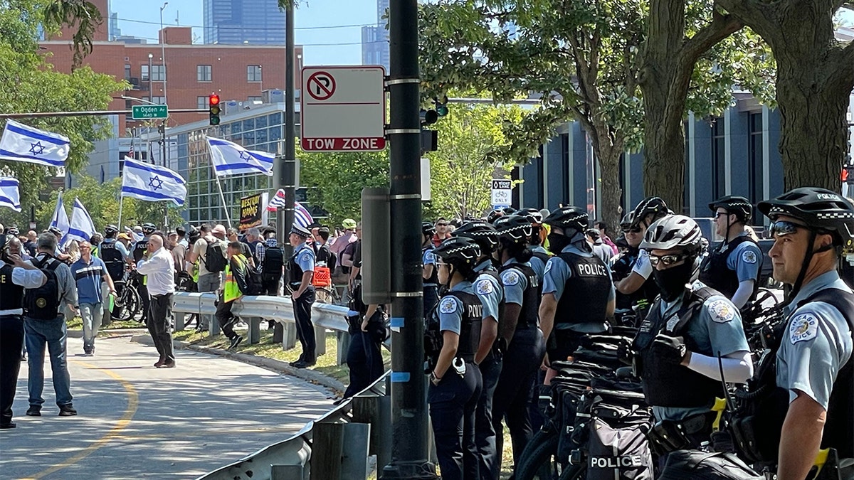 Manifestantes pro-Israel se reúnen ante la Convención Nacional Demócrata (CND).