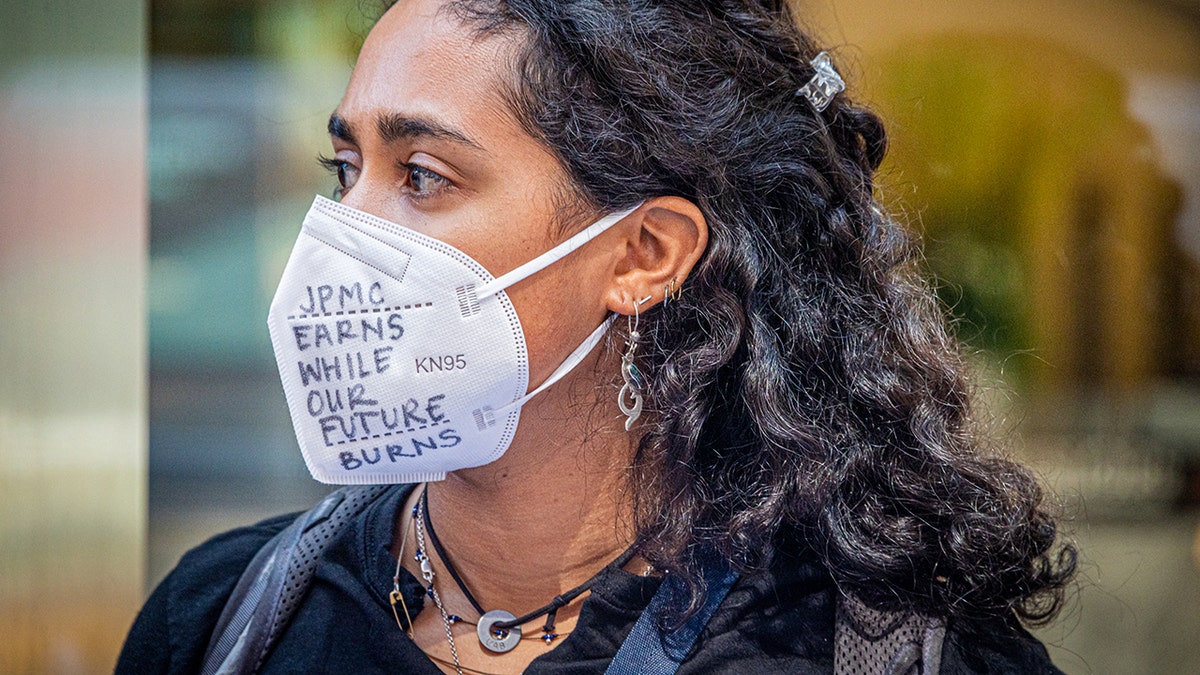 Manifestante con máscara en NYC