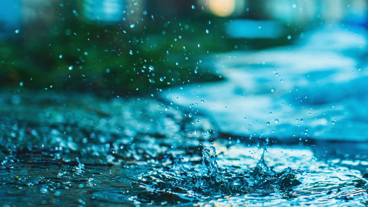 Gota de lluvia cayendo al suelo