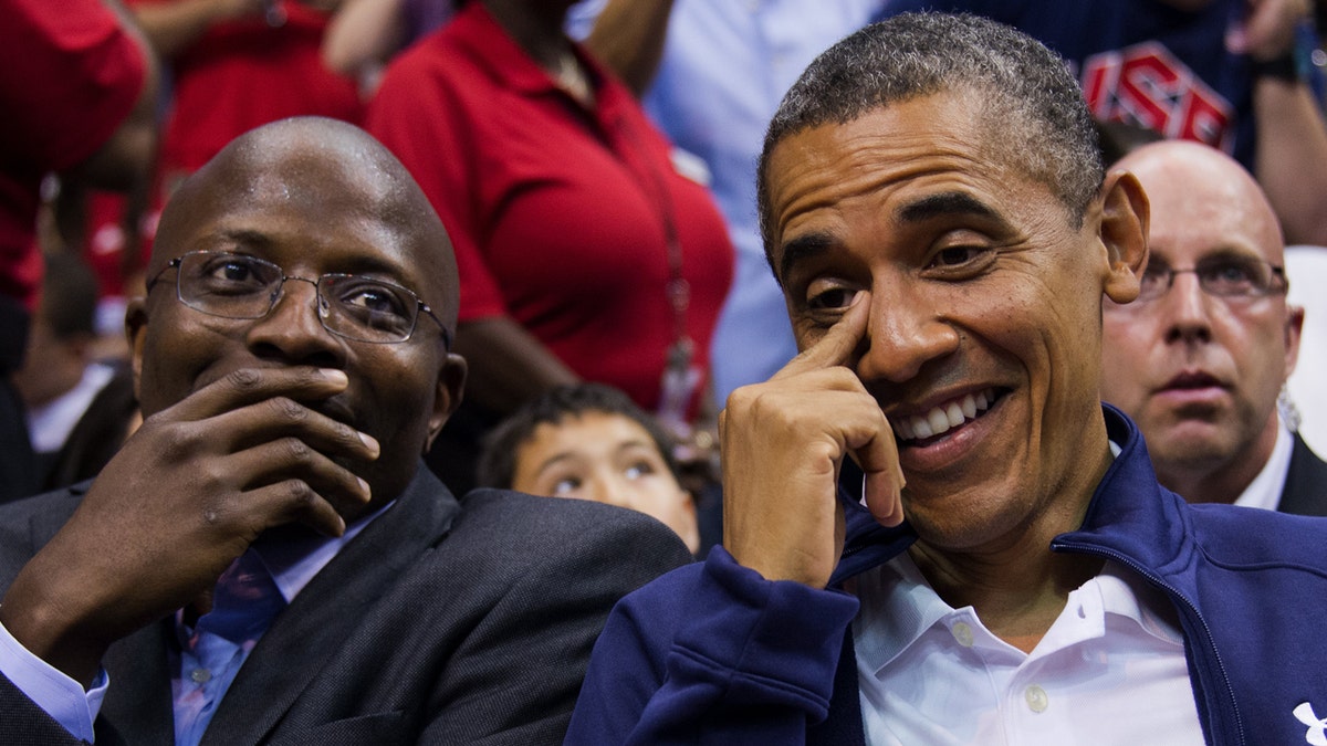 Reggie Love e Barack Obama sentados um ao lado do outro