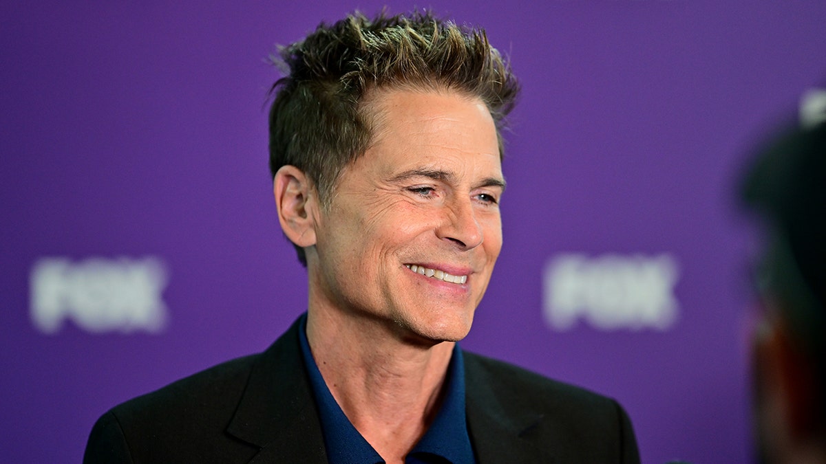 Rob Lowe sonriendo