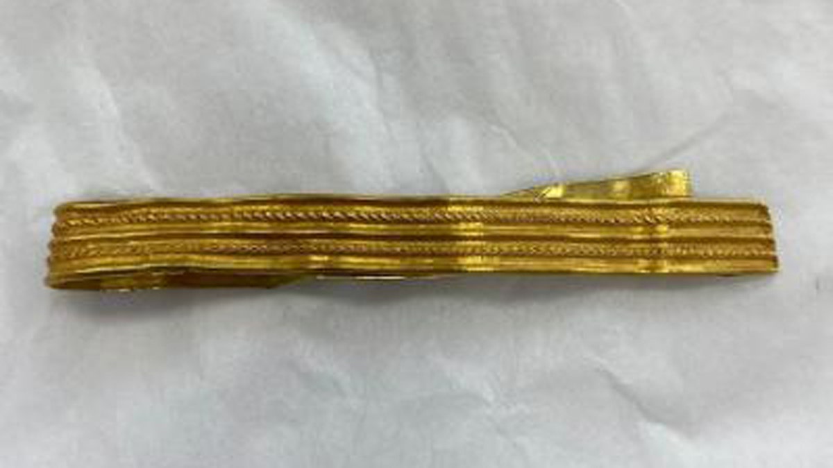 Un antiguo brazalete de oro