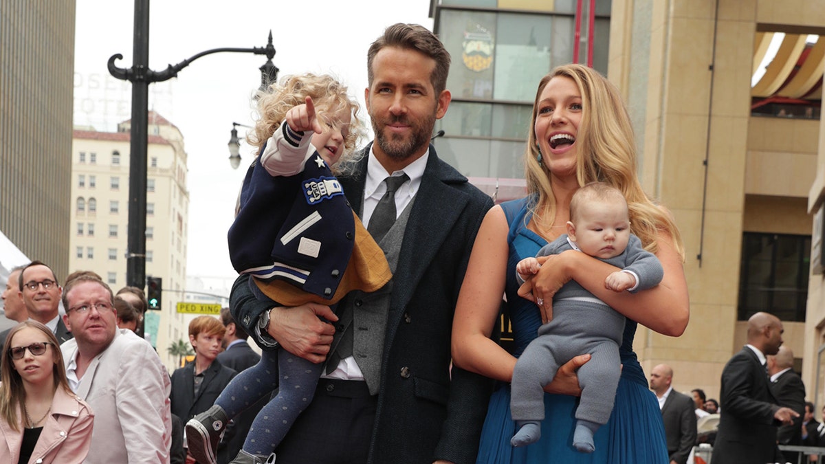 Ryan Reynolds y Blake Lively con sus hijas