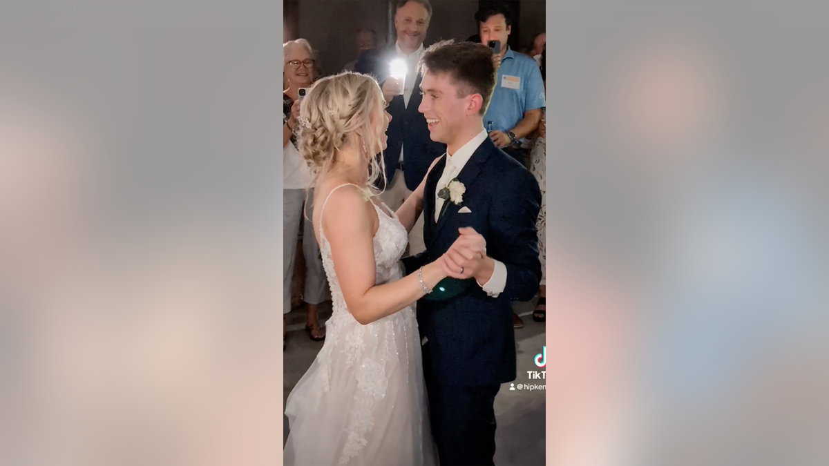 Recién casados bailando en una boda