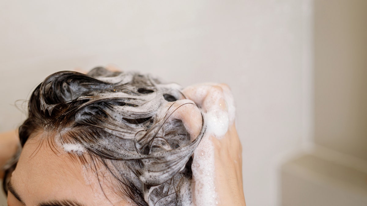 Una persona lavándose el pelo