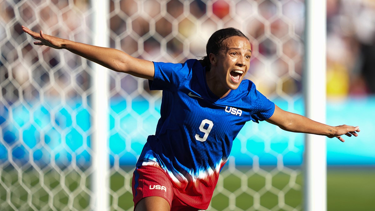 Mallory Swanson celebrates goal