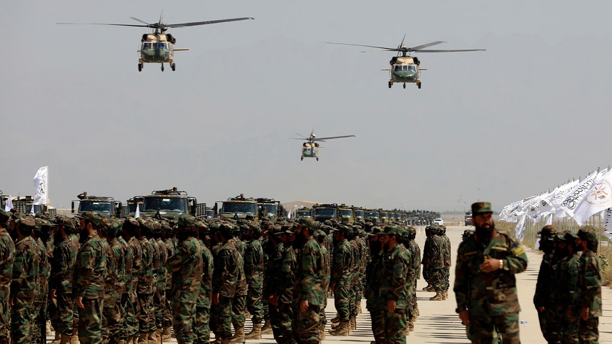 Helicópteros UH-60 Black Hawk vuelan durante un desfile militar para conmemorar el tercer aniversario de la retirada de las tropas lideradas por Estados Unidos de Afganistán en la base aérea de Bagram en la provincia de Parwan de Afganistán el miércoles 14 de agosto de 2024.