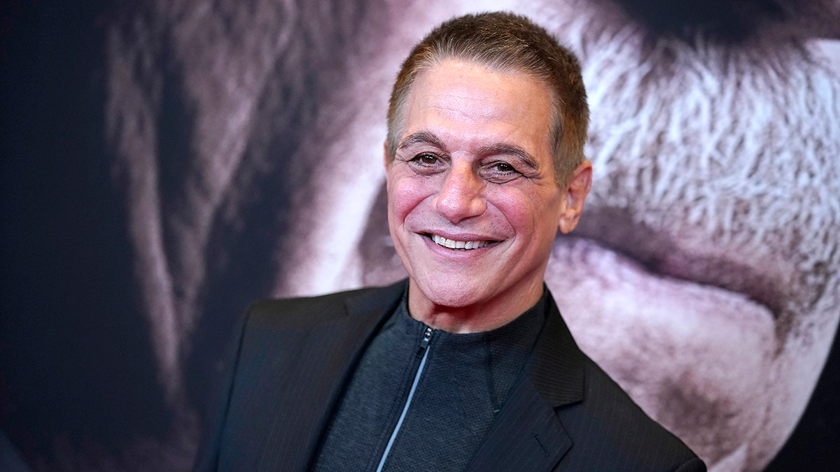 Tony Danza sonríe en la alfombra roja