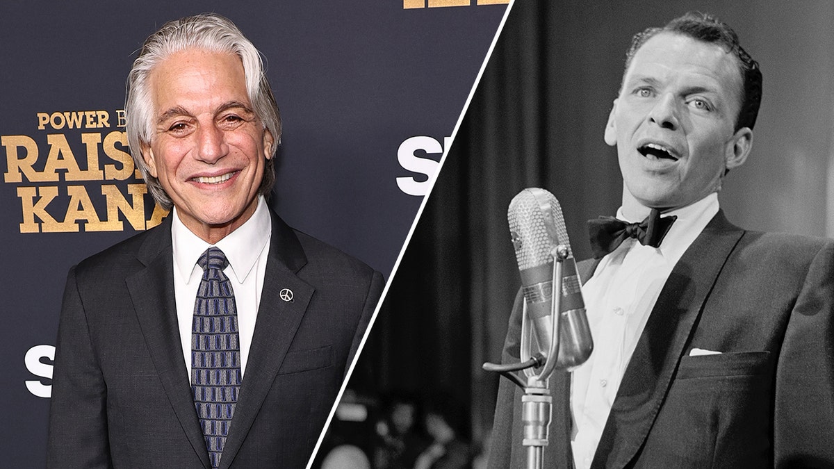 Tony Danza sonriendo en la alfombra roja partido con una foto en blanco y negro de Frank Sinatra cantando Sinatra