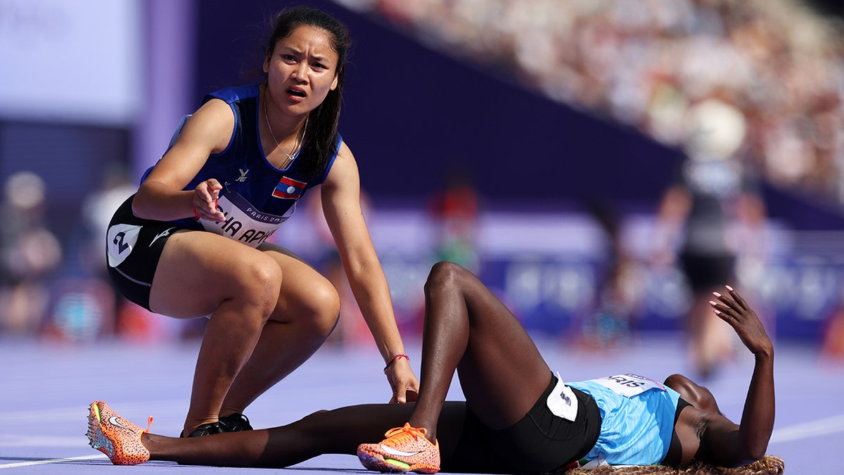 Lucia Moris helped by her opponent