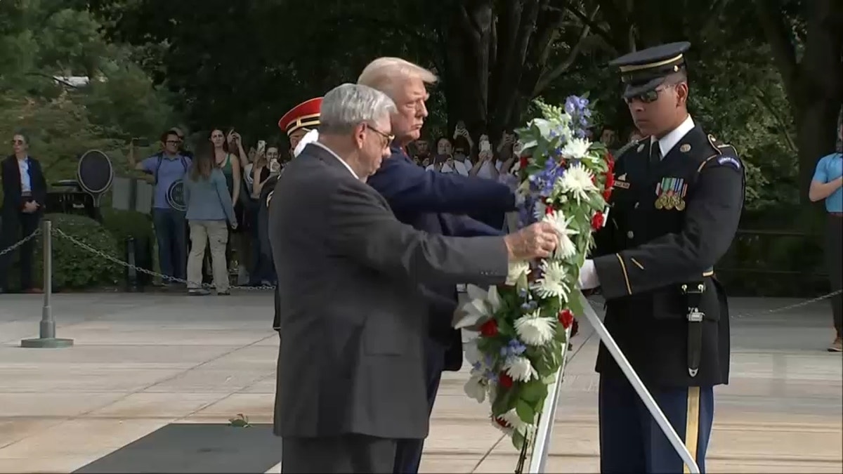 Trump deposita una corona de flores en el Cementerio Nacional de Arlington