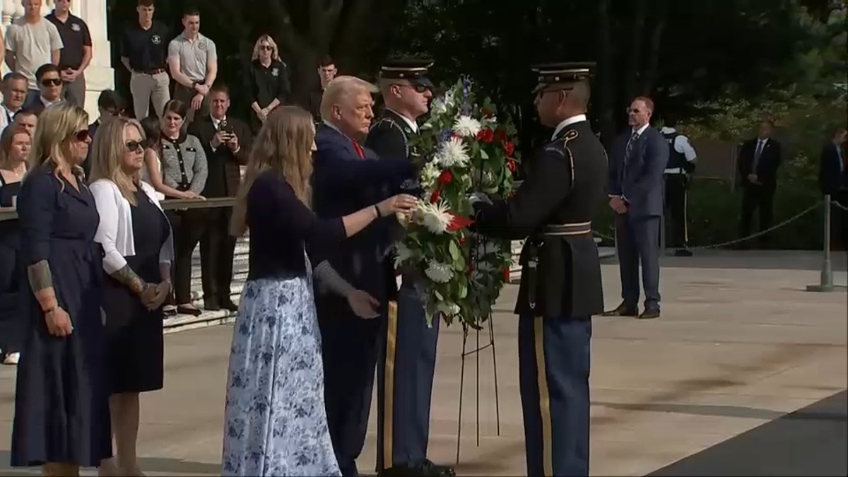 Trump deposita una corona de flores junto a los familiares de los miembros del servicio estadounidense asesinados en Abbey Gate