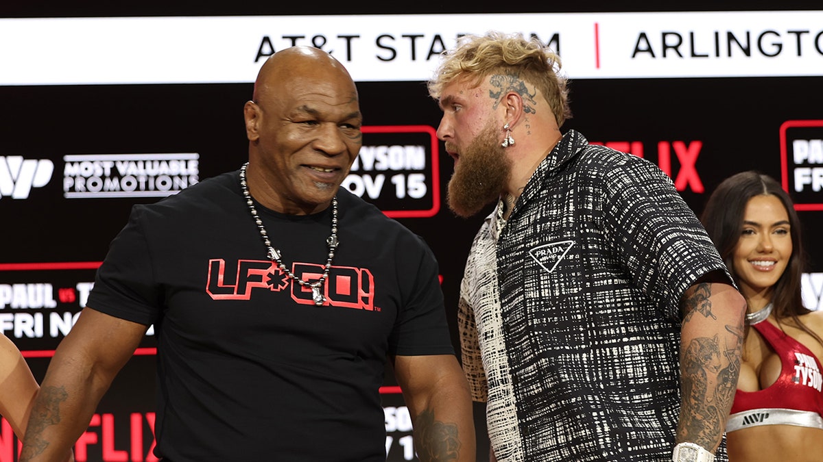 Jake Paul y Mike Tyson se miran fijamente