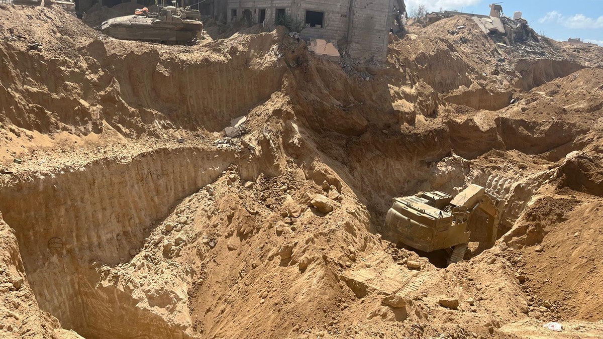 Pozo del túnel que conduce al taller de fabricación que fue destruido