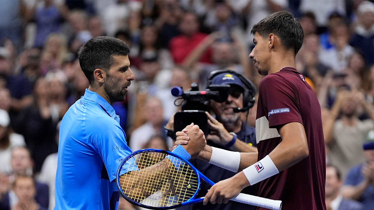 Novak Djokovic, de Serbia, estrecha la mano de Alexei Popyrin, de Australia