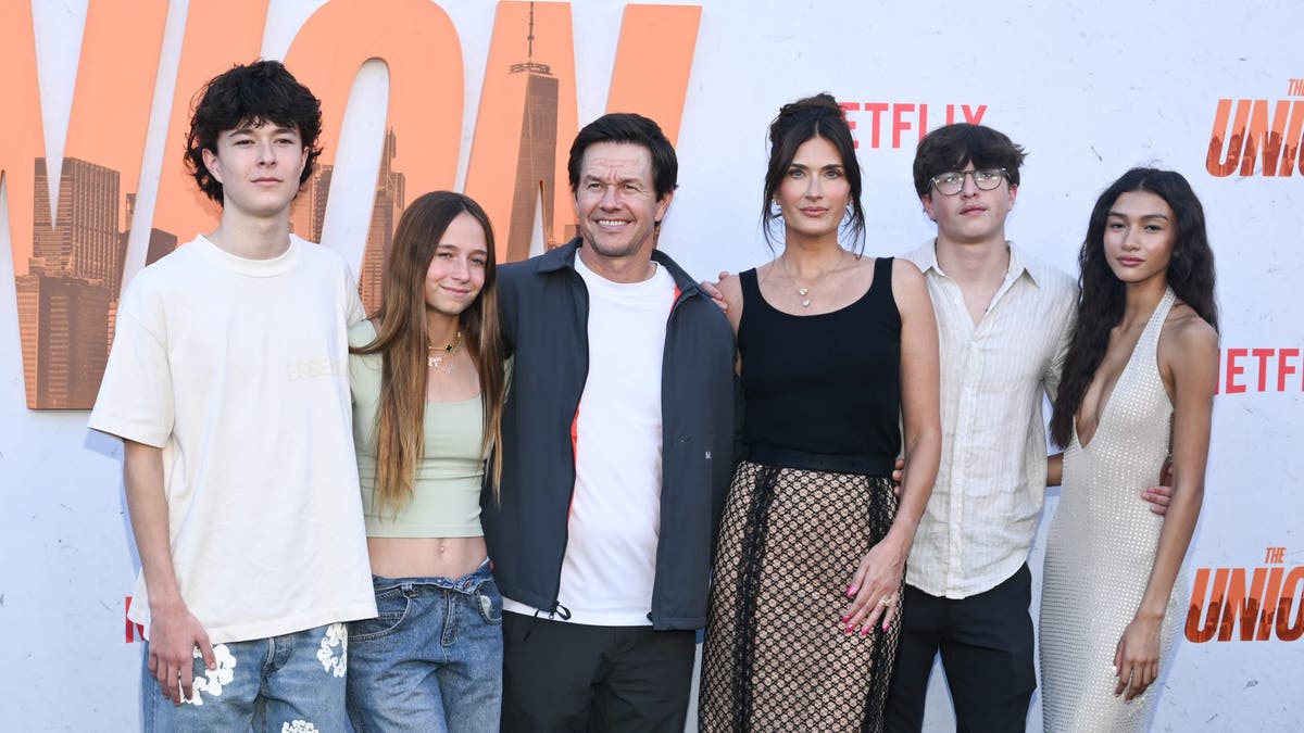 Mark Wahlberg sonríe junto a su mujer Rhea en la alfombra con sus hijos Brendan, Grace, Michael y la novia de su hijo Sunni